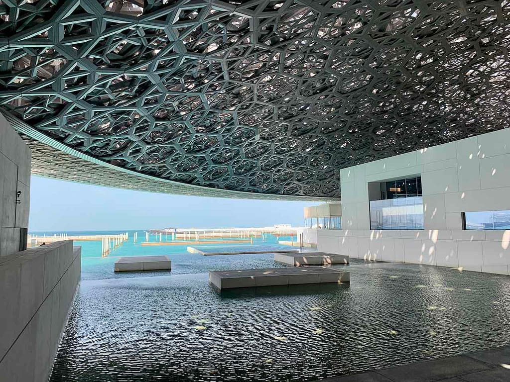 Louvre Abu Dhabi, Wasserbecken unter der Kuppel, Blick nach außen © PetersTravel Peter Pohle