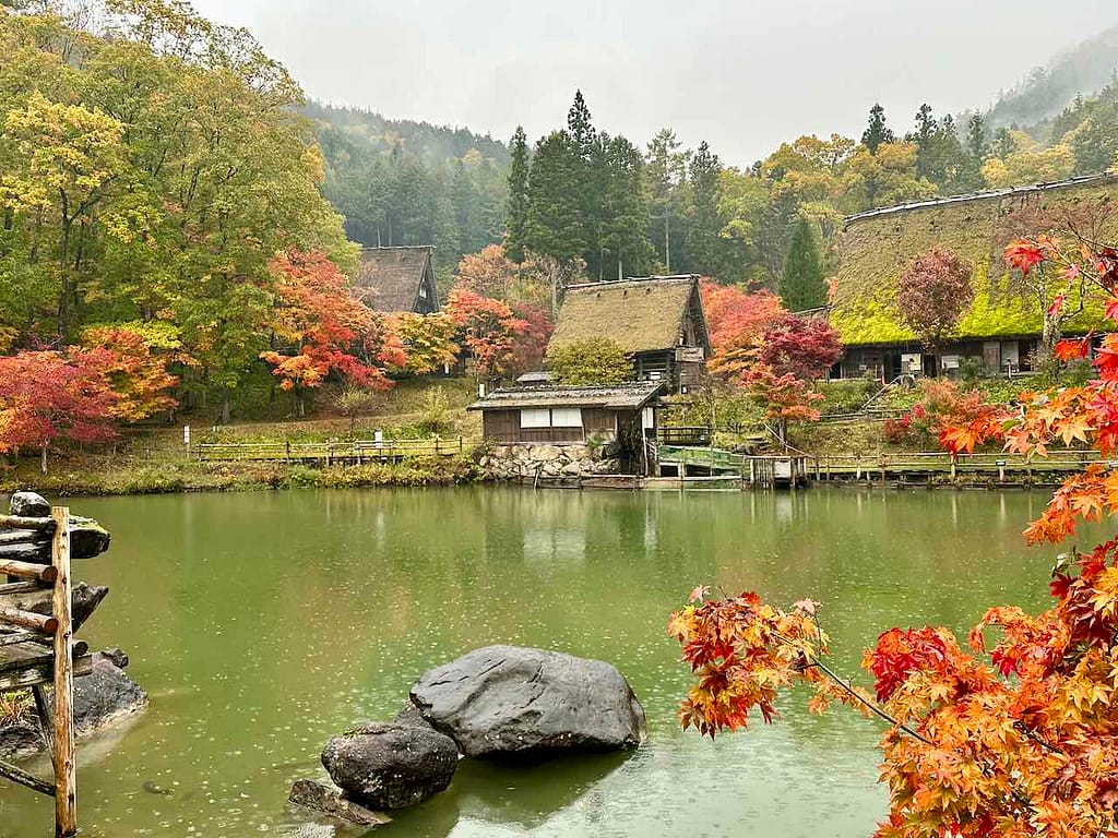 Das Freilichtmuseum Hida-Folk Village (Hida no Sato) in Takayama bei Regen © PetersTravel Peter Pohle