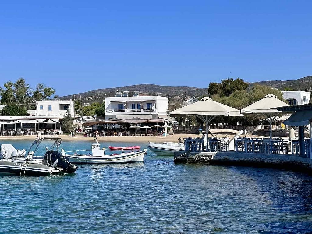 Paros, Hafen und Strand von Aliki, Griechenland © PetersTravel Peter Pohle-min