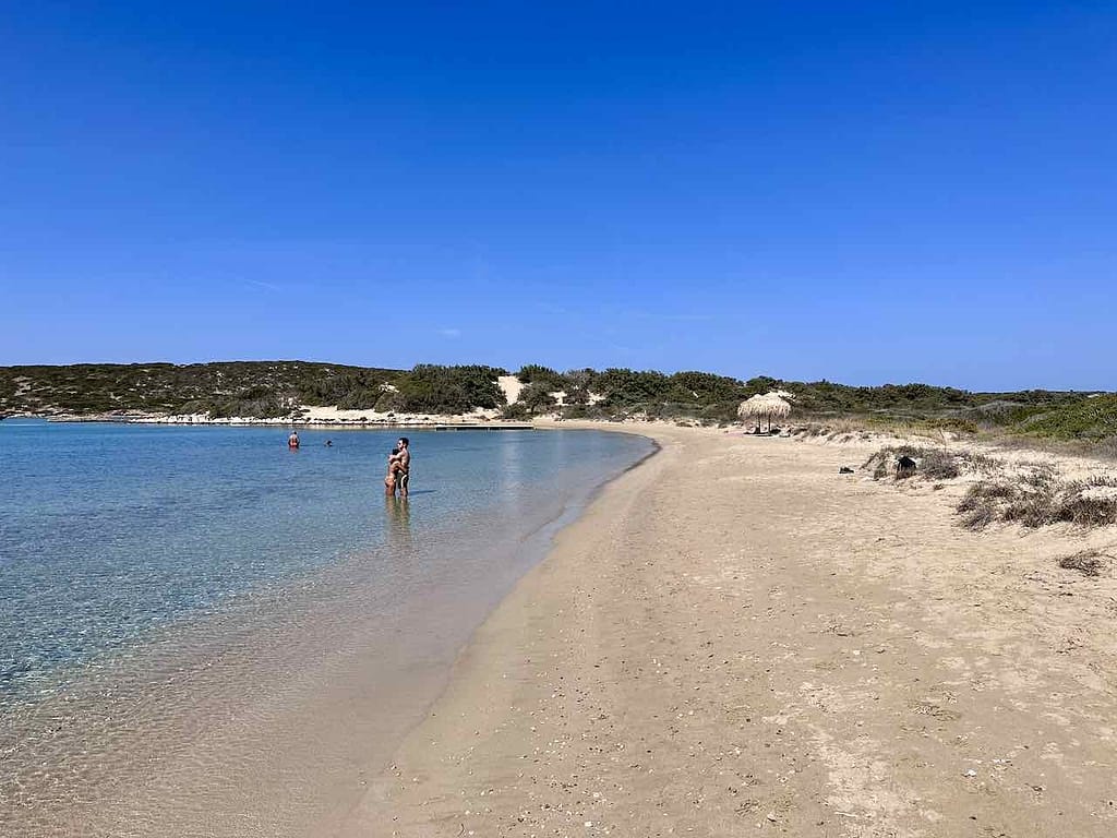 Paros: der Lageri Beach (auch FKK) gehört mit zu den schönsten Stränden von Paros. Allerdings ist er nicht ganz einfach zu erreichen. Nach dem Parken muss man noch eine ganze Ecke zu Fuß weiter. Keine Sonnenliegen oder Kiosk.