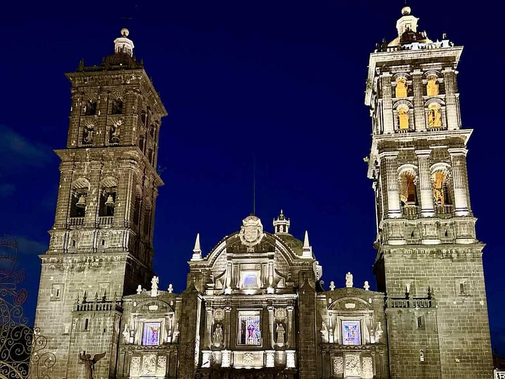 Kathedrale von Puebla in der Nacht, Mexiko © PetersTavel Peter Pohle