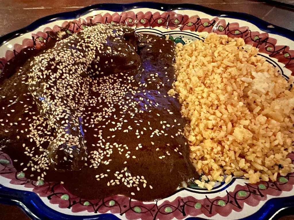 Mole Poblano mit Huhn und Reis, Mexiko © PetersTavel Peter Pohle