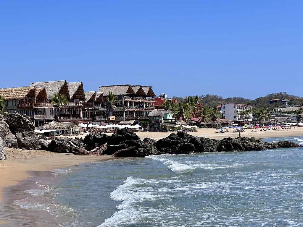 Zipolite, Playa Principal mit Blick Richtung Nude Hotel & Beach Club, Mexiko © PetersTavel Peter Pohle