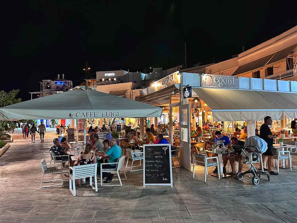 Insel Milos: Abendliche Hafenpromenade in Adamas © PetersTravel Peter Pohle
