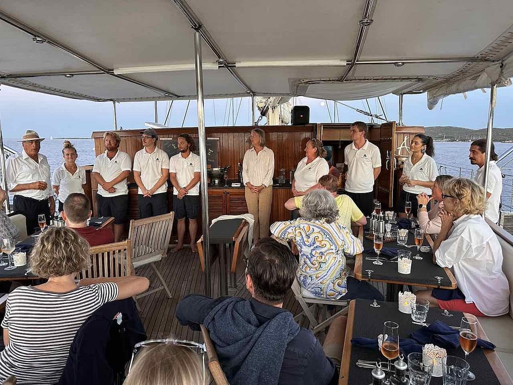 Captain Aad präsentiert die Mannschaft der Segelyacht Chronos © PetersTravel Peter Pohle