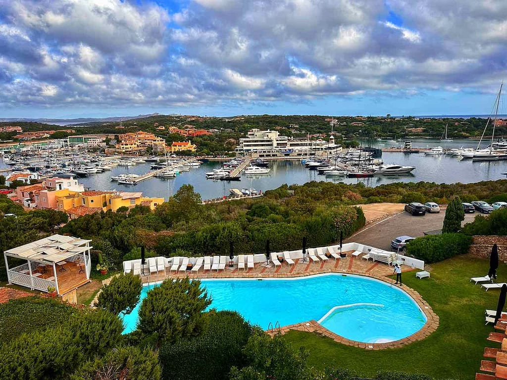 Blick vom Hotel Luci de La Muntagna zum Hafen von Porto Cervo, Sardinien © PetersTravel Peter Pohle