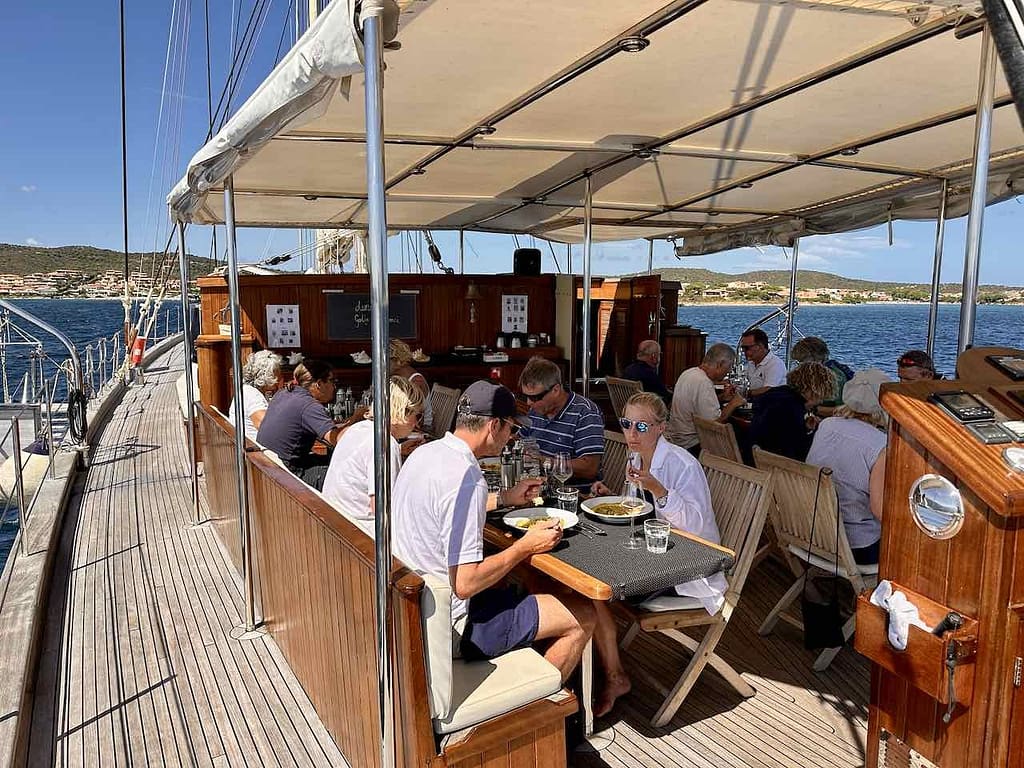 Mittagessen vor dem Golfo di Aranci, Sardinien © PetersTravel Peter Pohle