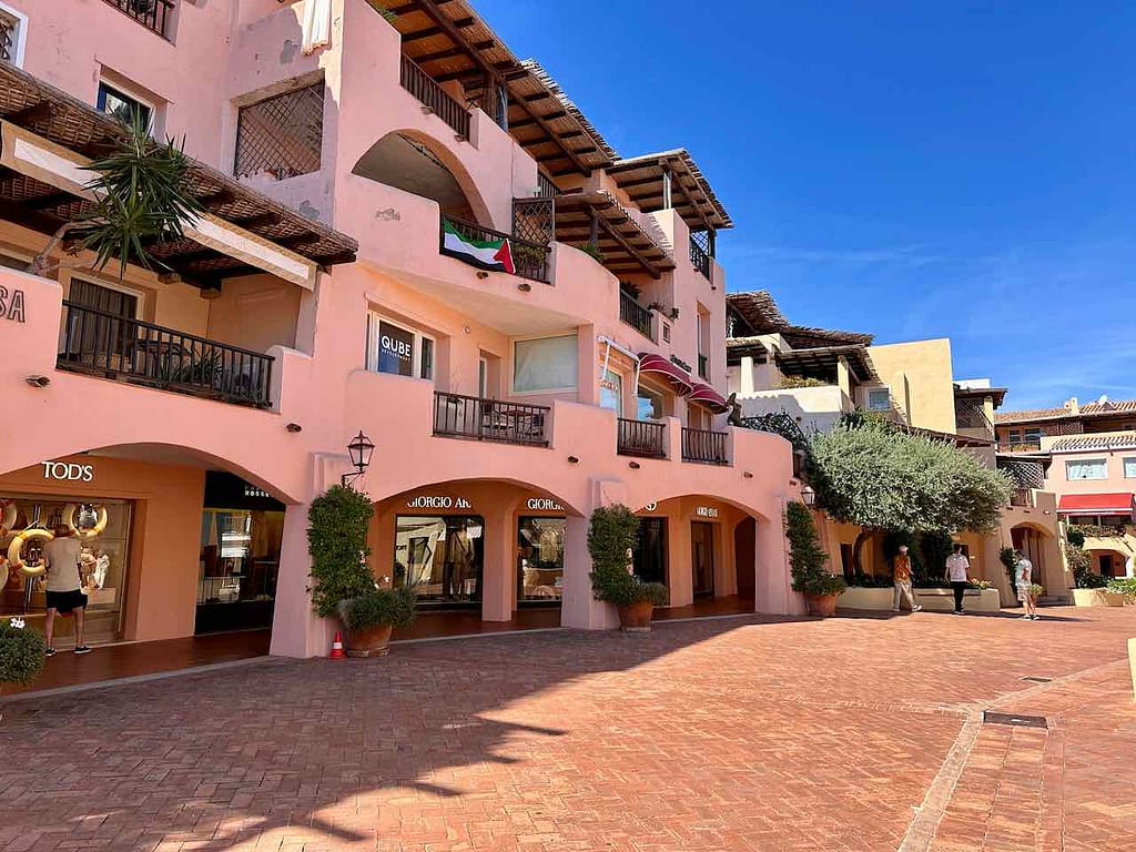 Shopping Mall in Porto Cervo, Sardinien © PetersTravel Peter Pohle