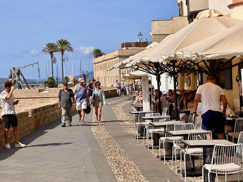 Promenade auf der Stadtmauer von Alghero, Sardinien © Peter Pohle PetersTravel