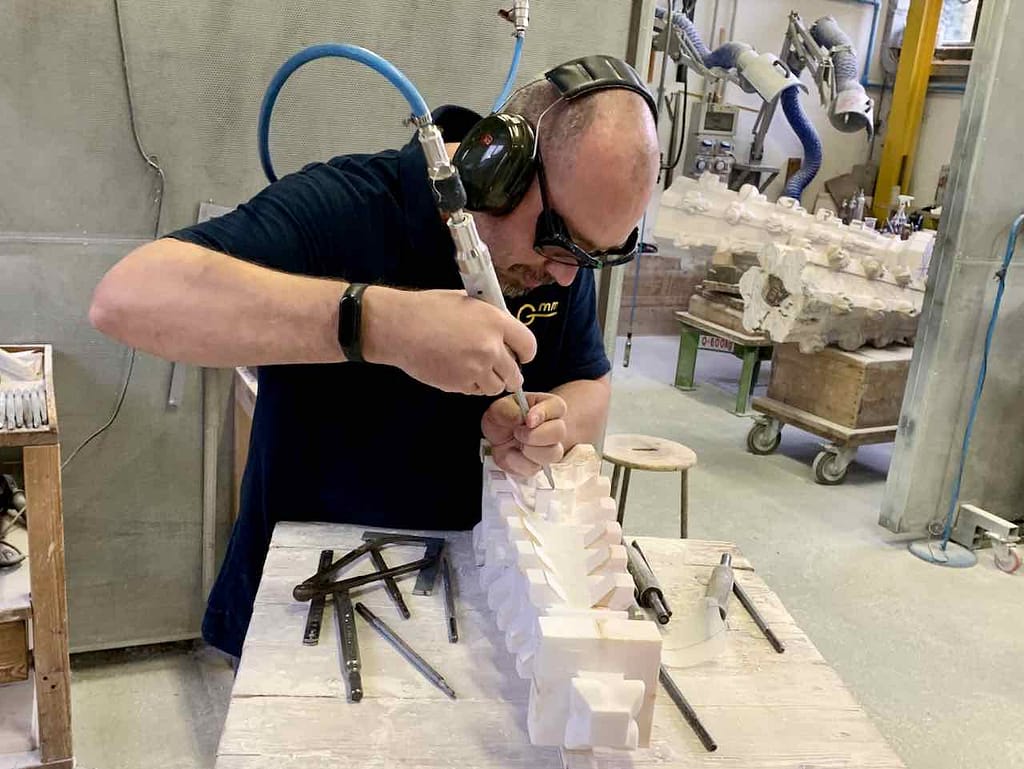 Steinmetz Patrick Zinetti bei der Bearbeitung des Marmors von Candoglia