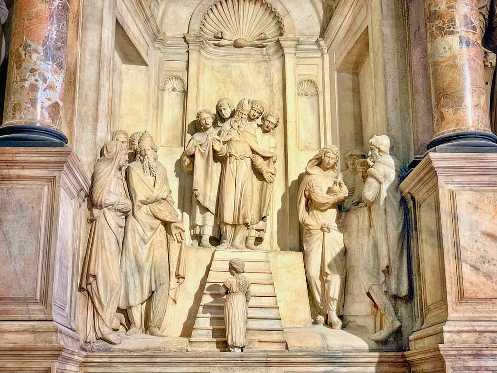 Wandrelief in der Mailänder Kathedrale