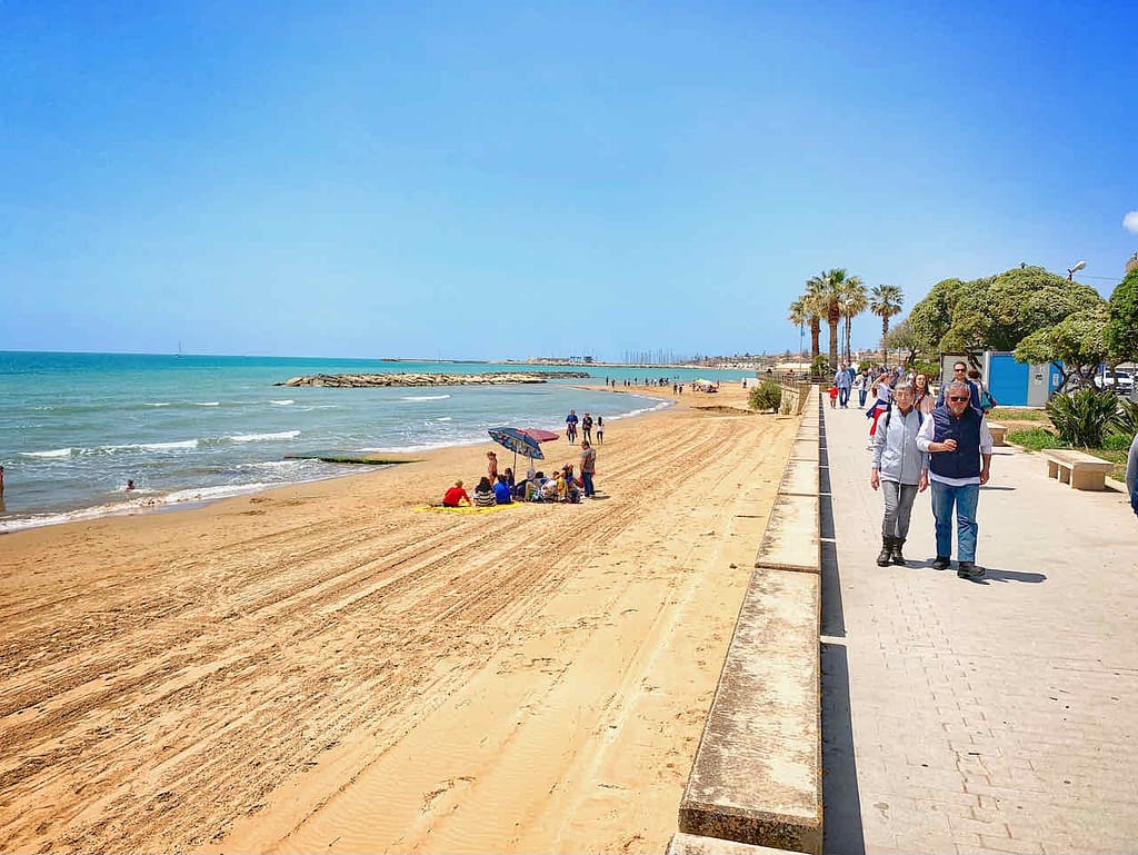 Anfang Mai: Strand von Marina di Ragusa, Sizilien