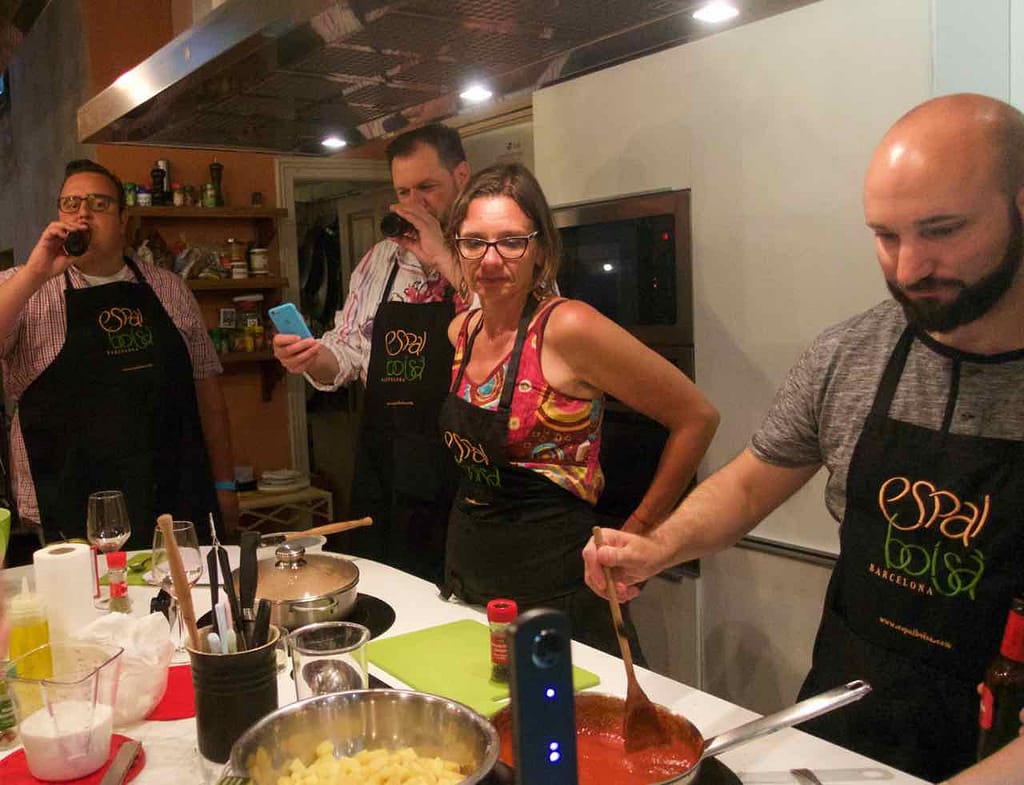 Kochkurs Barcelona: Kochschule Espai Boisà, Kreative Pause während Martin arbeitet...