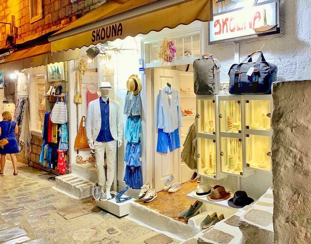 Boutique Skouna am Abend, Insel Hydra / Ydra, Griechenland