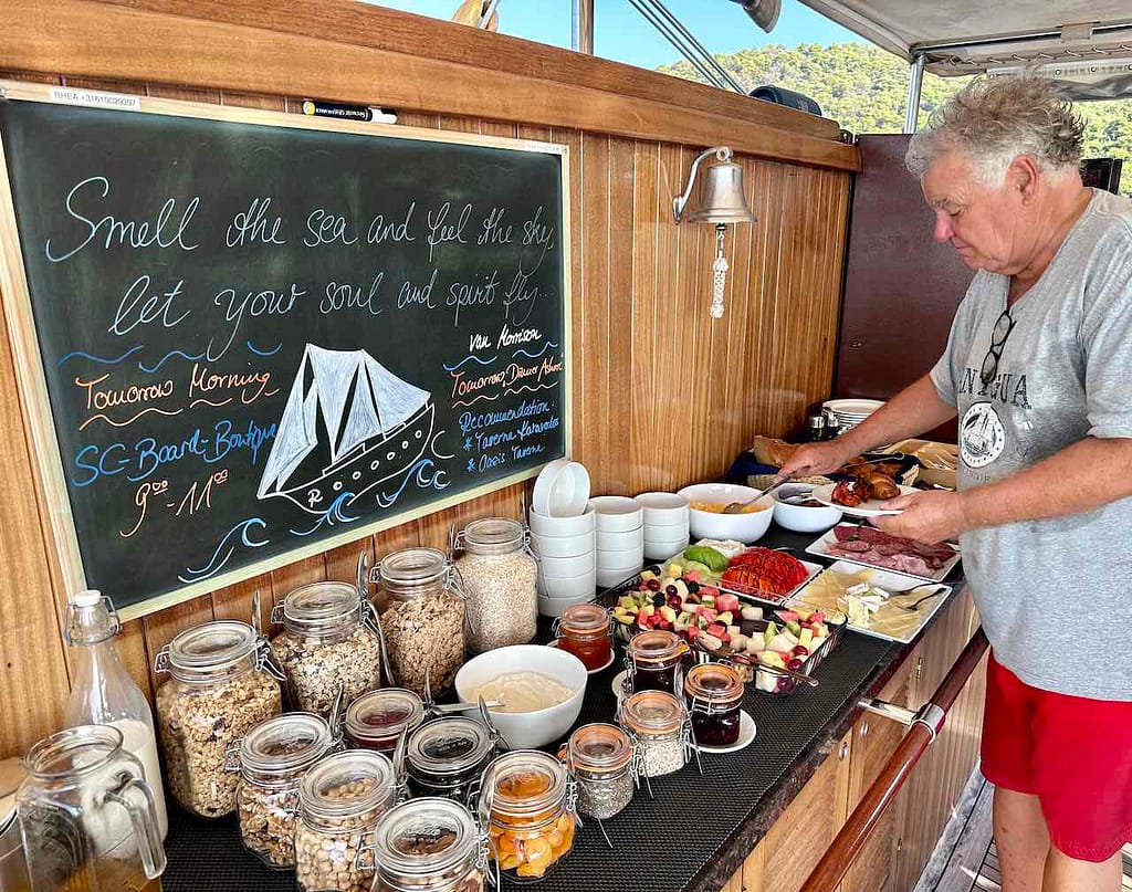 Frühstück an Bord der Segelyacht Rhea © PetersTravel Peter Pohle