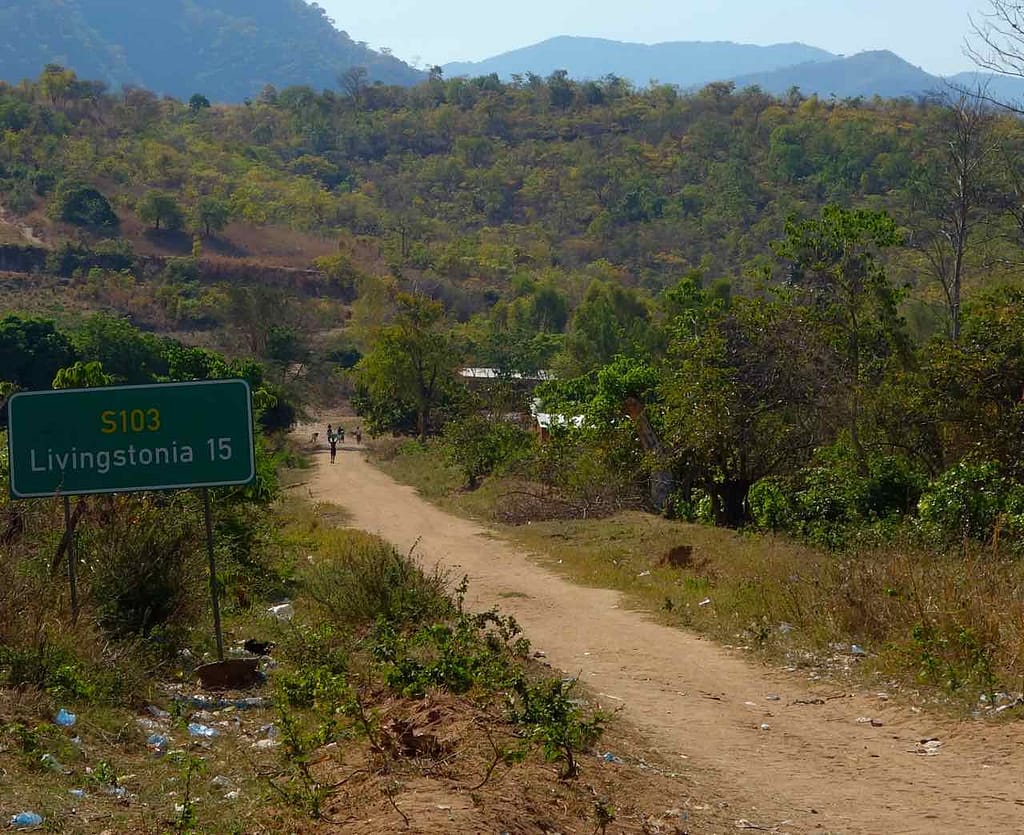 Malawi. Mushroom Farm, Straße nach Livingstonia