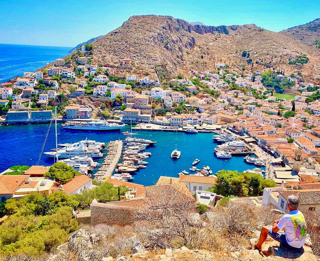 Blick von der griechischen Fahne auf den Hafen von Hydra / Ydra, Griechenland