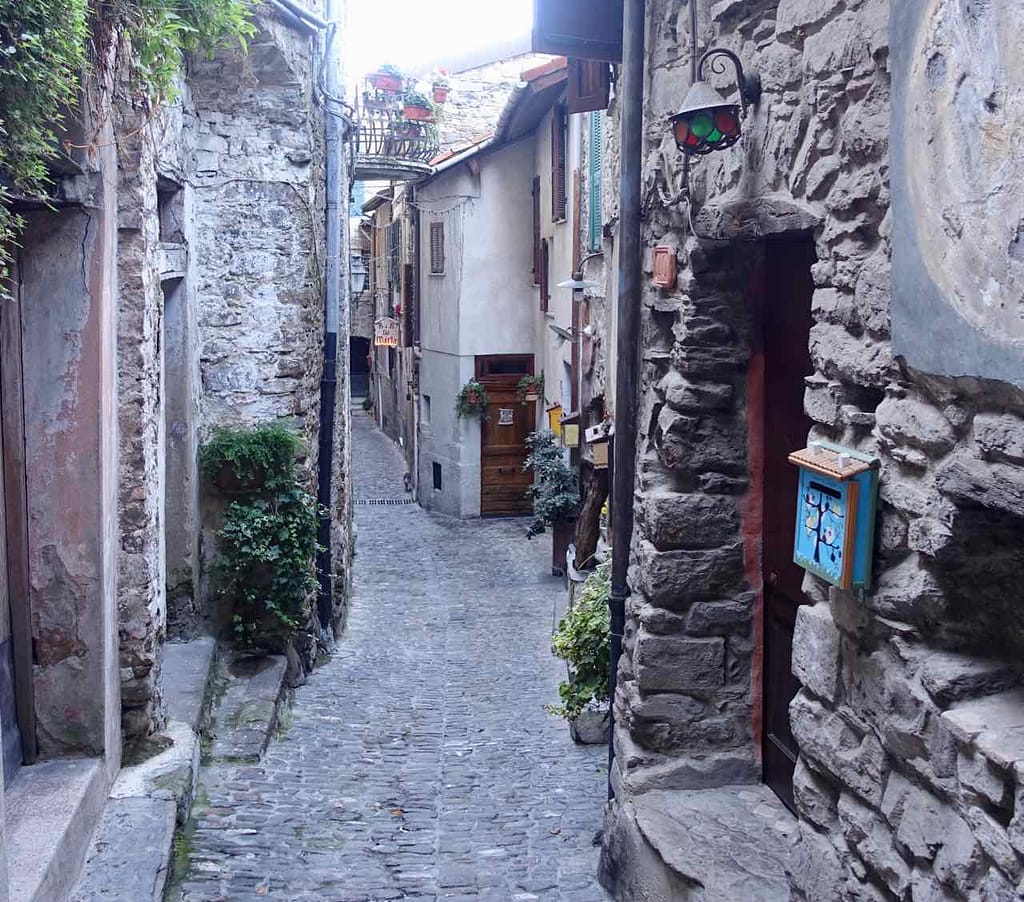Highlights in Ligurien Gasse in Apricale Copyright Peter Pohle PetersTravel