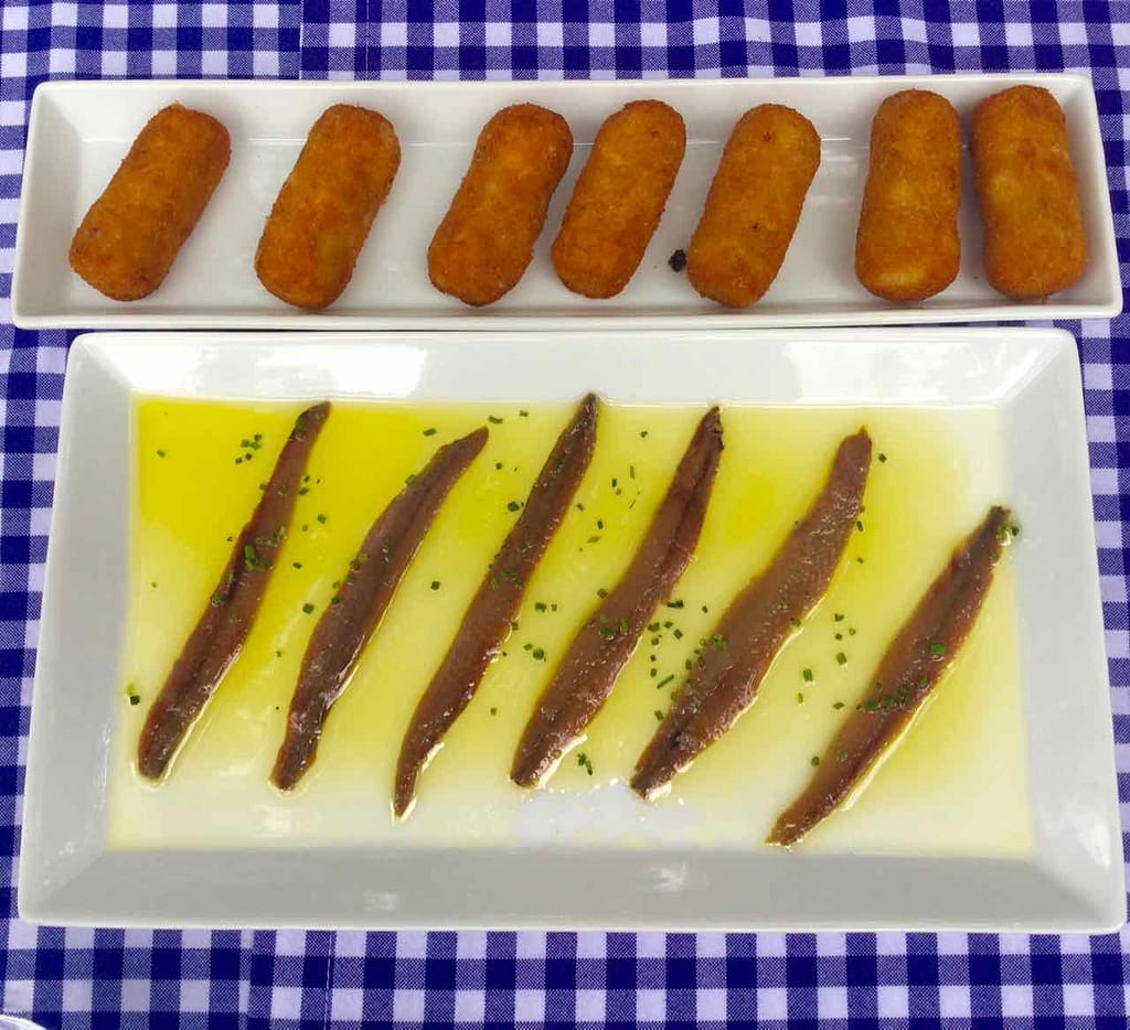 Mittagessen im Hotel Hostal Sport in Falset, Eine von unzähligen Vorspeisen, Spanien, Katalonien, Priorat ©PetersTravel