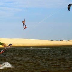Fliegender Kitesurfer in Jericoacoara, Brasilien