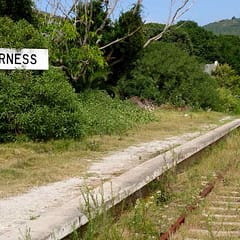 Südafrika, Wilderness, Ortsschild mit Bahngleis, Beitragsbild