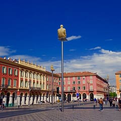 Nizza Highlights, Place Massena mit Pfahlsitzer, Beitragsbild