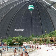 Tropical Islands Brandenburg, Südseestrand mit Ballon vom "Höhenflug" / Titelmaß