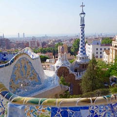Barcelona Tipps: Park Güell, Blick von der Gran Plaza aufs Pförtnerhaus und Barcelona, Copyright PetersTravel