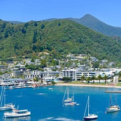 Picton Neuseeland Totale mit Booten, Strand und Bergen Titelbild Copyright Peter Pohle PetersTravel