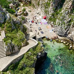 Apulien Strände, Ponte di Ciolo mit Treppen zur Badebucht