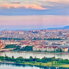 Blick von der Aussichtsterrasse des Donauturms in Wien auf die Donauinsel