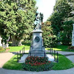 Mozart-Gedenkstätte mit Gräbern von Beethoven und Franz Schubert auf dem Zentralfriedhof Wien