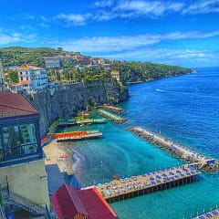 Steilküste und Strandbäder von Sorrent