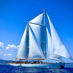 Segelyacht Rhea unter vollen Segeln in Griechenland © PetersTravel Peter Pohle