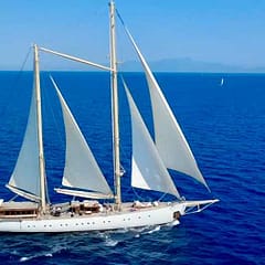 Segelyacht Chronos auf offenem Meer von der Drohne aus gesehen © PetersTravel M. Rinne