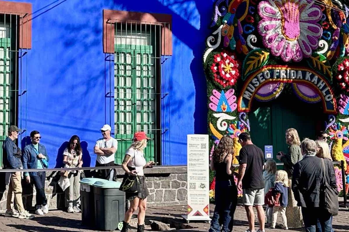 Außenansicht des Museo Frida Kahlo (Casa Azul) mit Warteschlange in Coyoacan, Mexiko Stadt, © PetersTavel Peter Pohle