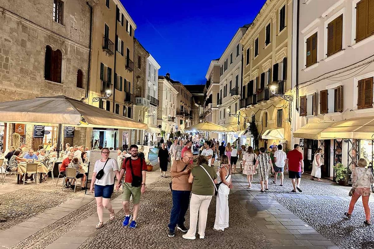 Piazza Civica in Alghero, Sardinien © Peter Pohle PetersTravel