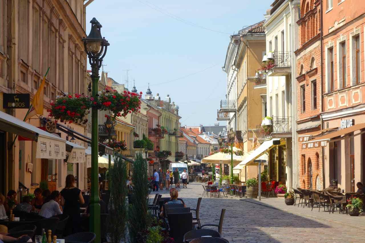 Litauen, Kaunas, Universitätsstadt, Straße in der Altstadt