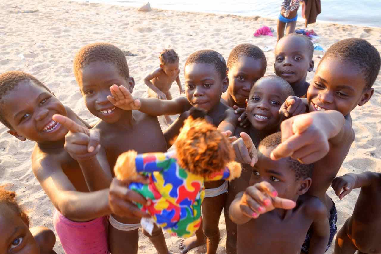 Malawi, Cape Maclear, Kinder am Strand