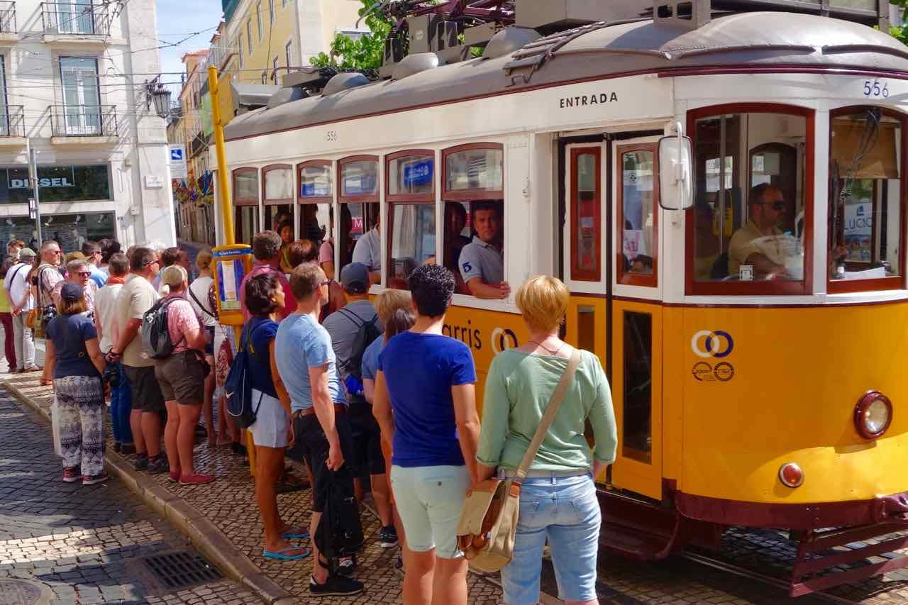Lissabon, Straßenbahn am Praça Luís de Camões, Titelbild