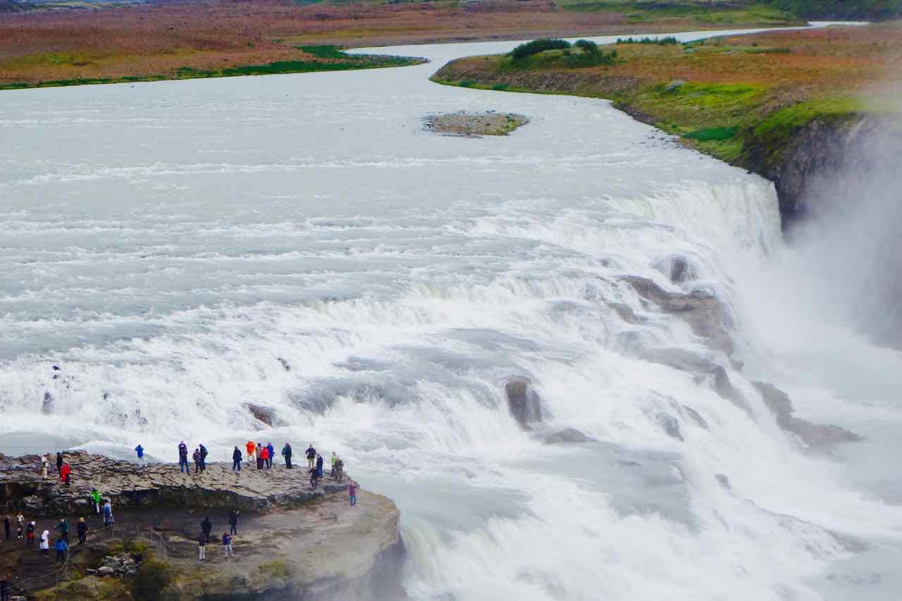 Gullfoss Wasserfall mit Besuchern auf Felsnase