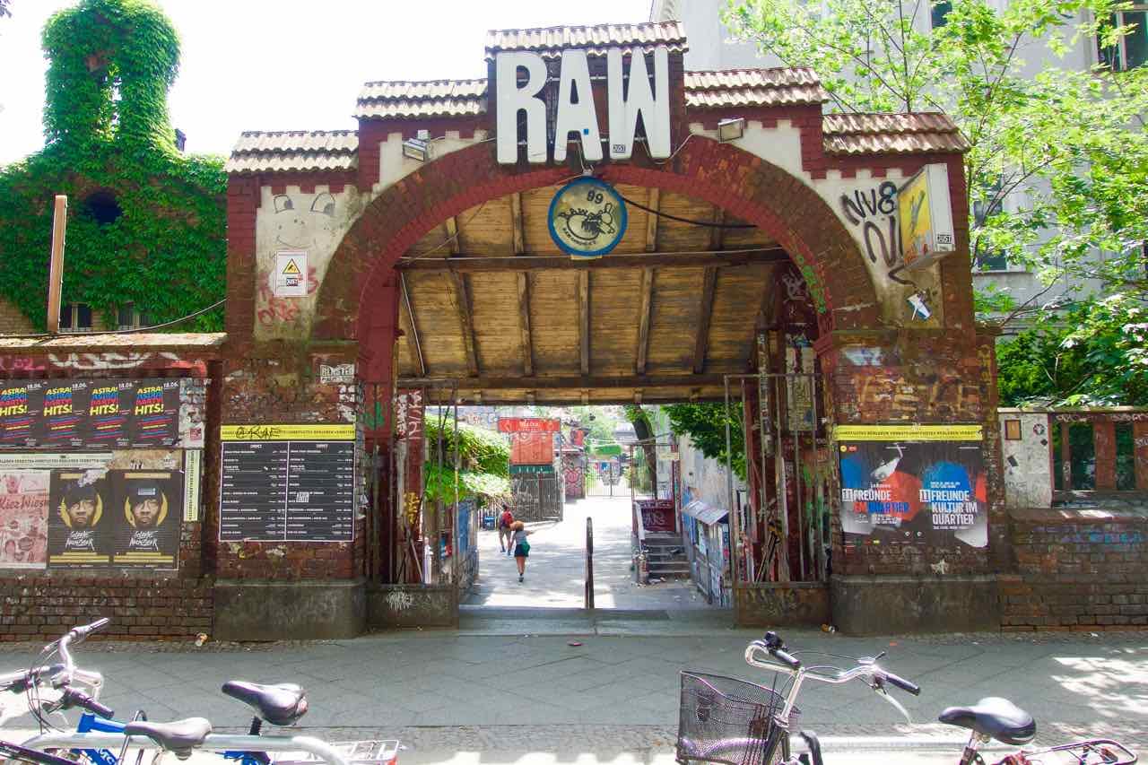 RAW-Gelände Berlin, Eingang, Totale, ©PetersTravel