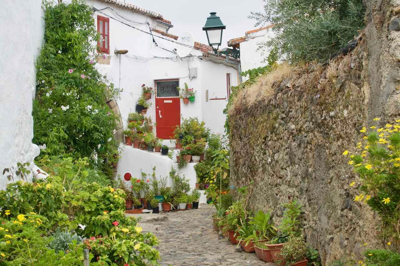 Alentejo, Portugal Castelo de Vide, Haus mit Gasse, ©PetersTravel