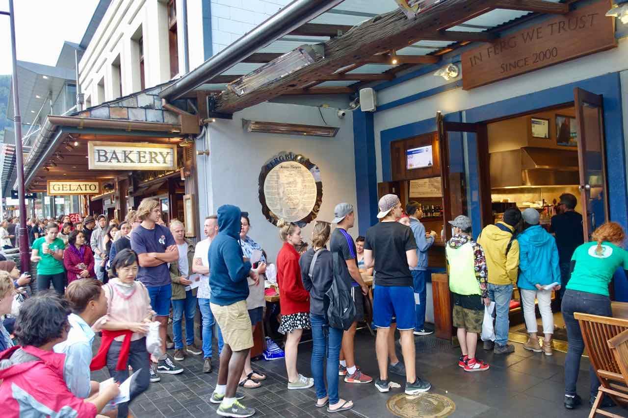 Fergburger, Queenstown, Warteschlange, Titel, Neuseeland @PetersTravel