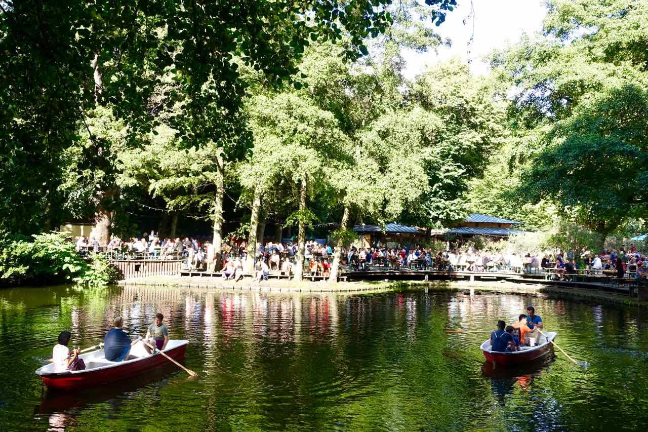 Biergarten im Tiergarten Berlin Cafe am Neuen See, mit See, Titel 1 Copyright Peter Pohle