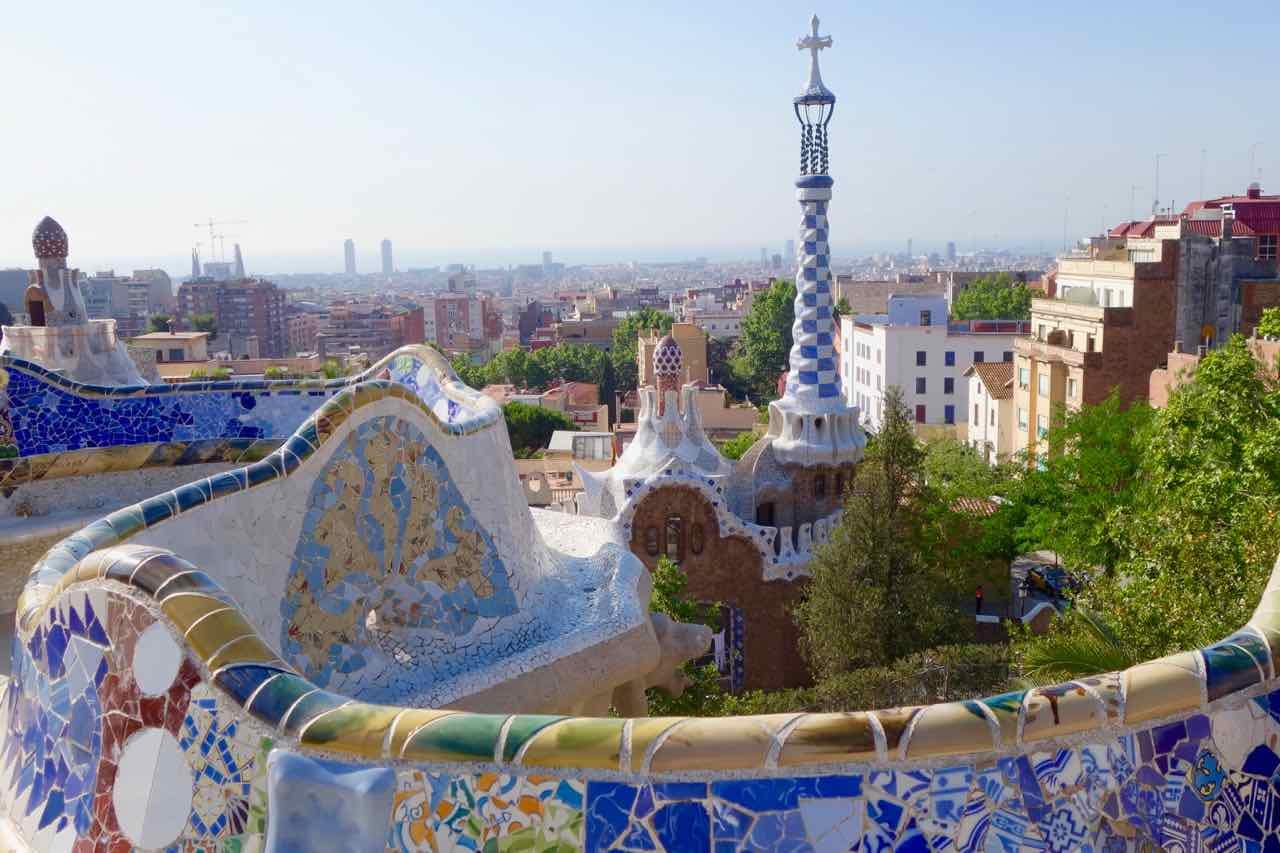 Barcelona Tipps: Park Güell, Blick von der Gran Plaza aufs Pförtnerhaus und Barcelona, Copyright PetersTravel