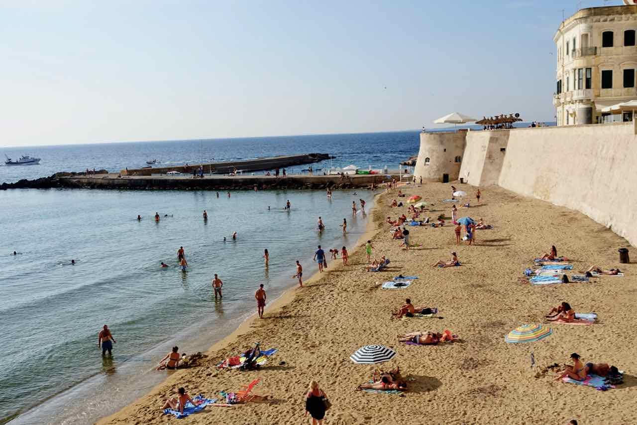 Stadtstrand von Gallipoli in Apulien, Italien Titelbild Copyright PetersTravel.de