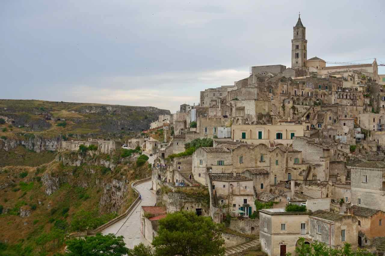 Totale der am Rand einer tiefen Schlucht gelegenen italienischen Stadt Matera, Europäische Kulturhauptstadt 2019, Copyright Peter Pohle