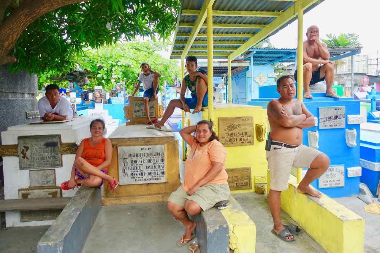 Nordfriedhof von Manila, Zuschauer beim Basketball