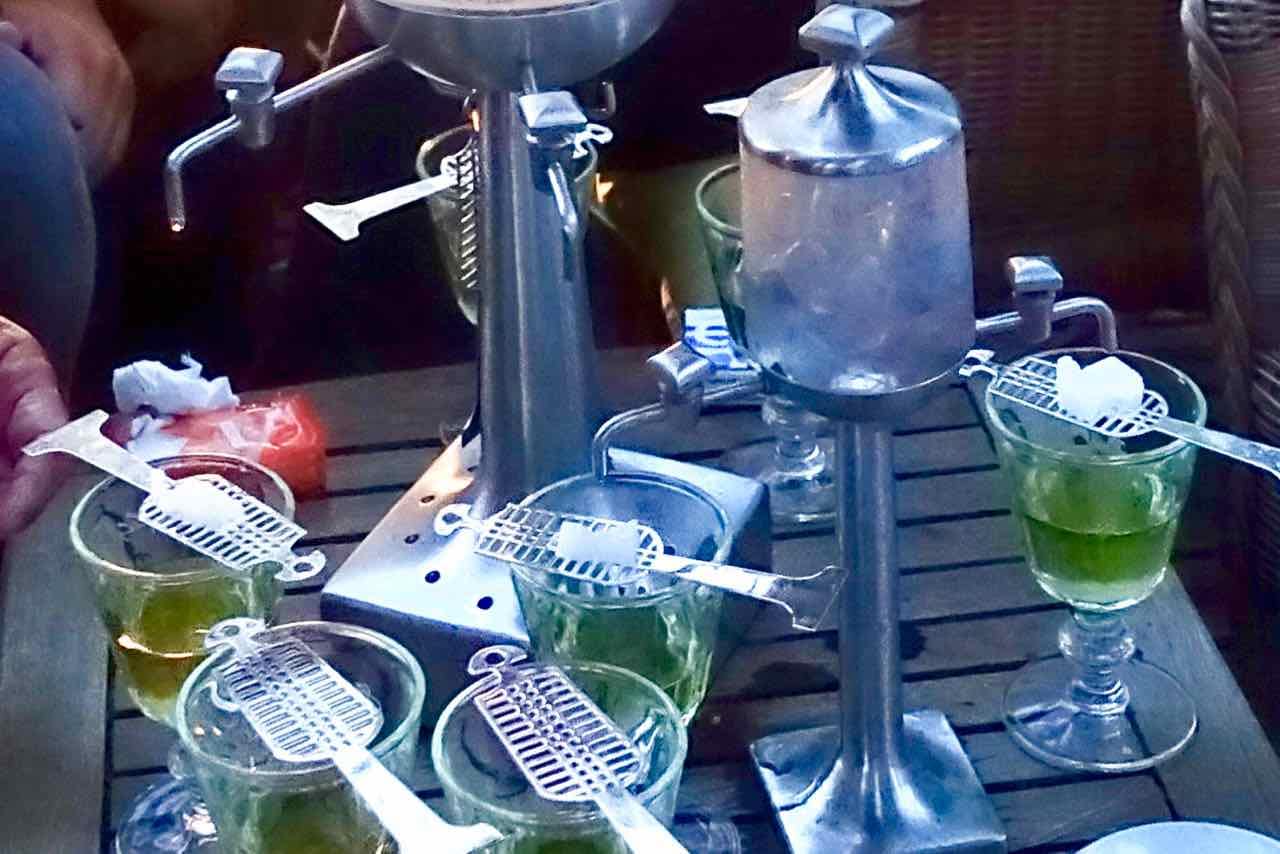 Absinth Bar Dans Les Arbres, Baumbar in der Provence